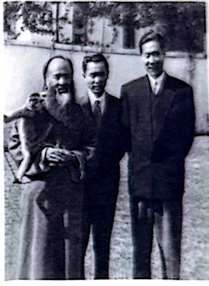 Chow with Zhang Daqian and Zhang's son, Xinyi, at Zhang's studio Dafengtang in 1951