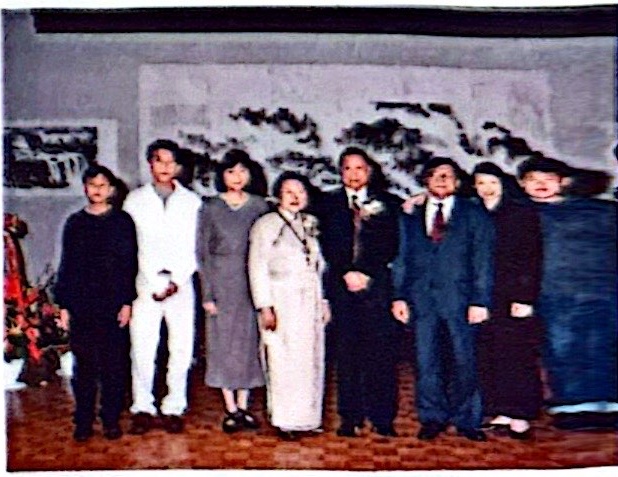 The Chows with their children and grandchildren