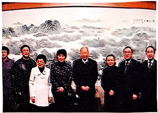 Chow with the representatives of Jiangsu Provincial Government at 'Return Home with My Beloved Paintings' exhibition in 2010